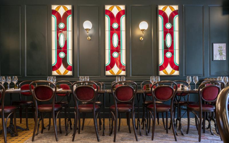 Façade d'un bistrot parisien traditionnel avec terrasse fleurie près de Notre Dame, ambiance charmante