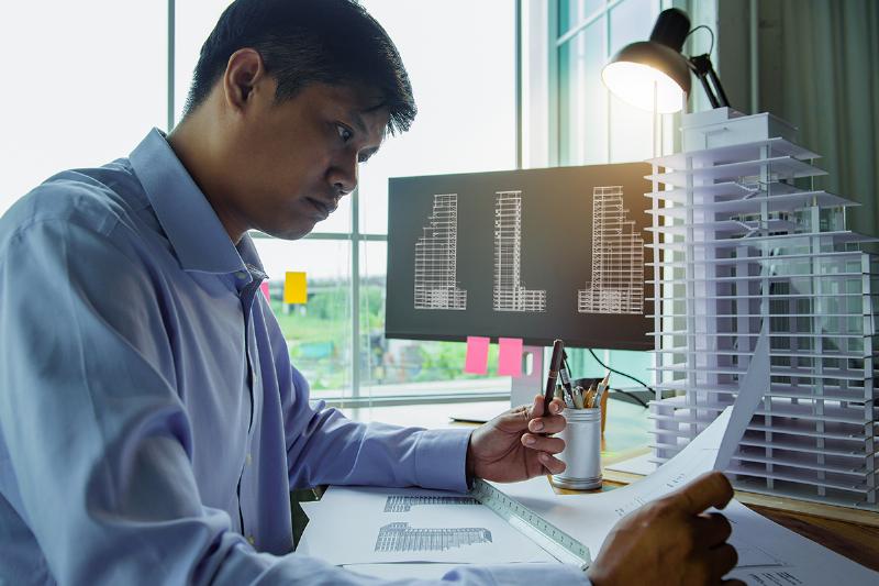 Un étudiant en BTS Architecture et Construction travaillant sur un modèle 3D de bâtiment avec un logiciel BIM