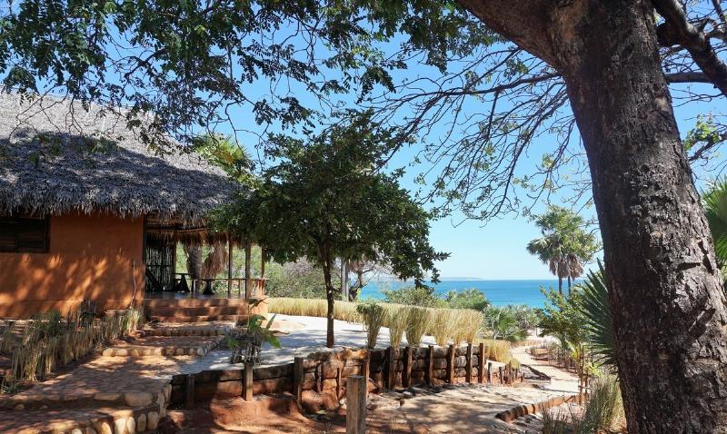 Intérieur d'une cabane dans les arbres moderne avec un design minimaliste et des matériaux naturels, offrant une vue imprenable sur la nature