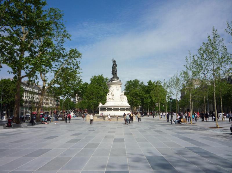 Terrasse de café près du 10 rue Notre Dame de Nazareth, ambiance parisienne, lecture
