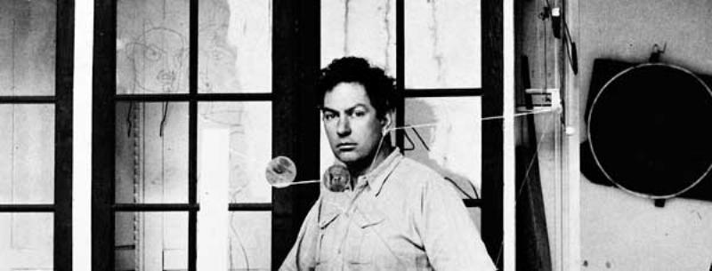 Alexander Calder et ses premières sculptures mobiles, symboles de l'art cinétique et de l'équilibre parfait