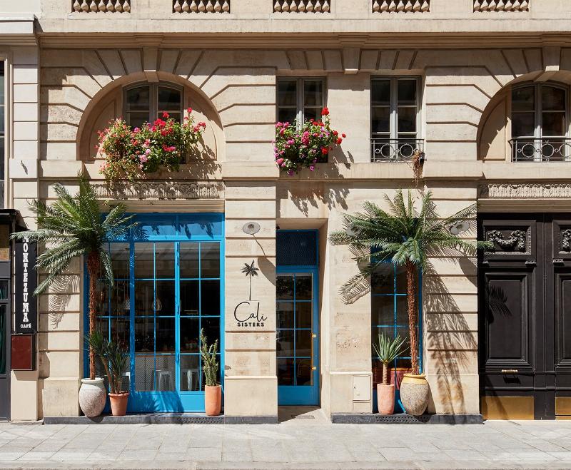 Façade du restaurant Cali Sisters au 17 rue Notre-Dame des Victoires à Paris, ambiance accueillante et moderne