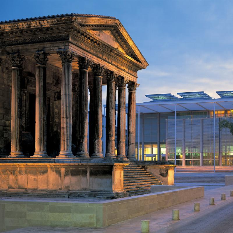 Le Carré d'Art de Nîmes, une icône d'architecture contemporaine tout en verre et lumière face au temple romain