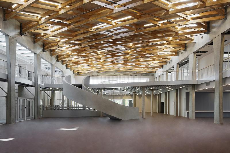 Intérieur lumineux de la médiathèque du Carré d'Art de Nîmes, un espace ouvert au savoir