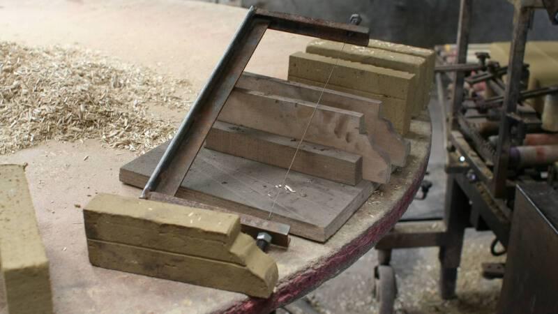 Carrière de pierre naturelle et sculpteur en plein travail, techniques traditionnelles