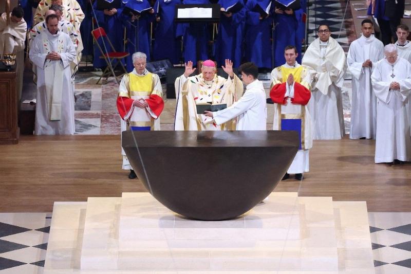 Cérémonie liturgique avec encensoir à Notre-Dame de Paris