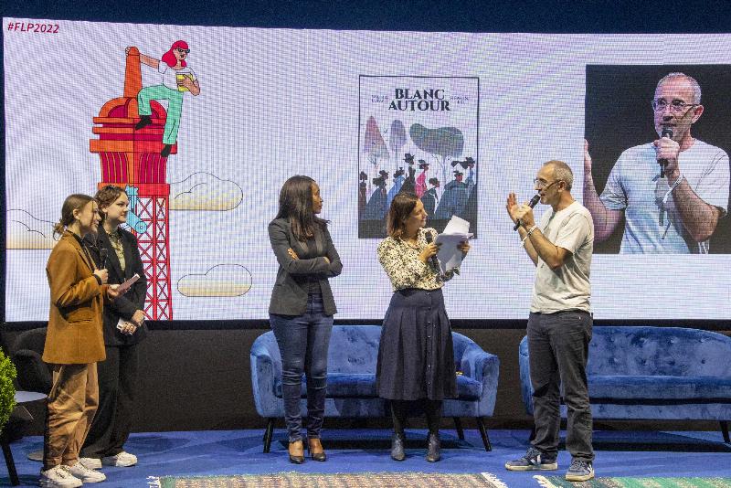 Cérémonie de remise d'un prix littéraire français avec des auteurs de classiques littérature française contemporaine