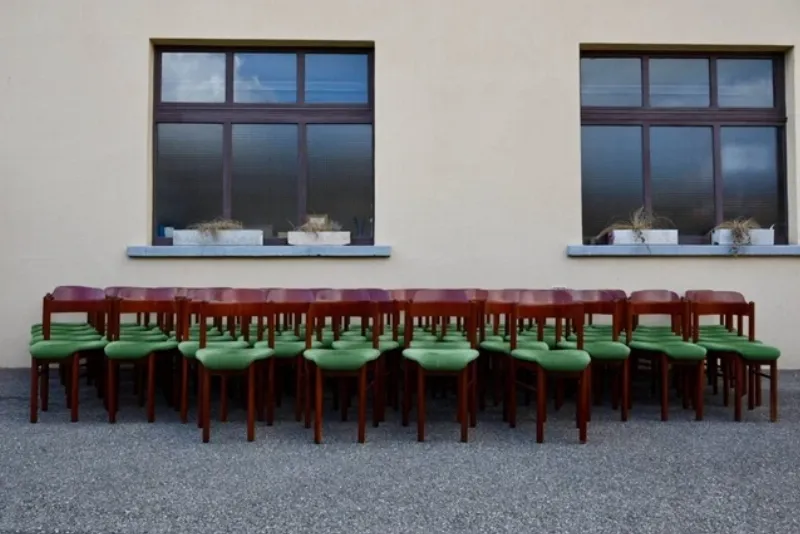 Gros plan sur les matériaux de la chaise LC4 Le Corbusier, mettant en évidence le cuir et l'acier tubulaire