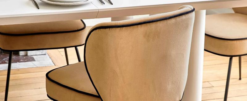 Chambre adulte avec peinture tendance, ambiance sophistiquée, détails d'élégance française, lit confortable.