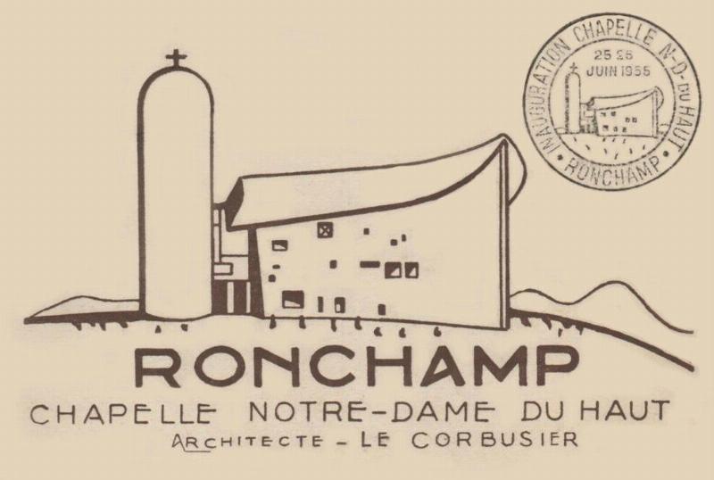 Vue emblématique de la chapelle Notre-Dame du Haut de Le Corbusier à Ronchamps sous un ciel bleu, mettant en valeur sa toiture courbée et ses murs blancs