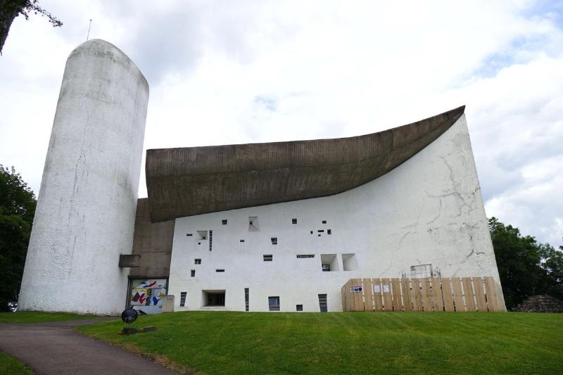 Intérieur de la Chapelle de Ronchamp, jeux de lumière et vitraux colorés