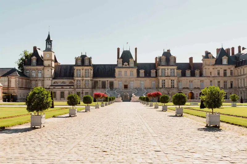 Des photographes passionnés capturant l'architecture détaillée du Château de Versailles au lever du soleil
