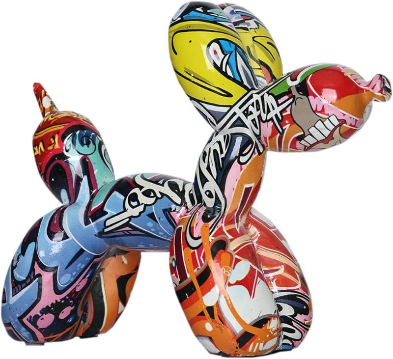 Une collection de chiens ballons déco aux couleurs vives, exposée dans une galerie d'art moderne