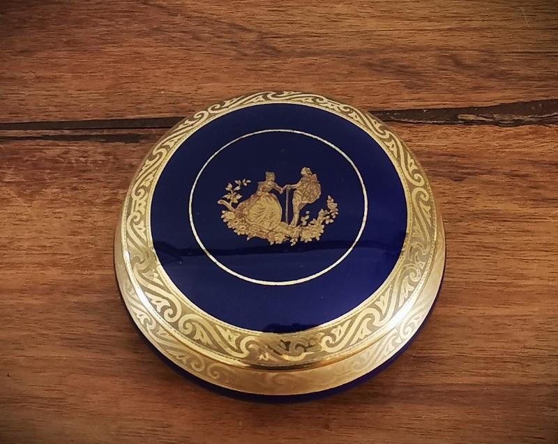 Un chien ballon déco brillant avec des reflets, placé dans un intérieur moderne et lumineux