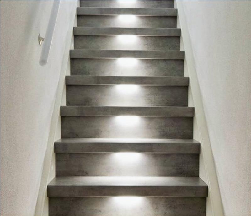 Exemples d'escaliers en béton peints avec différentes finitions et couleurs pour s'harmoniser avec l'architecture française