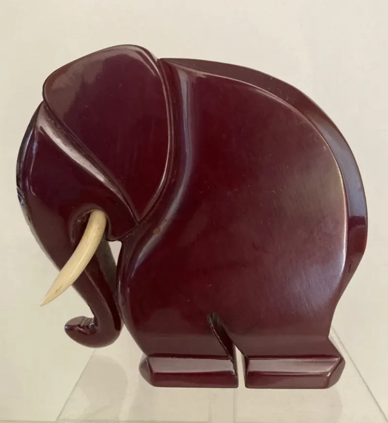 Une magnifique sculpture chryséléphantine Art Déco d'une femme danseuse, alliant ivoire et bronze doré, reflétant l'élégance et le style des années folles.