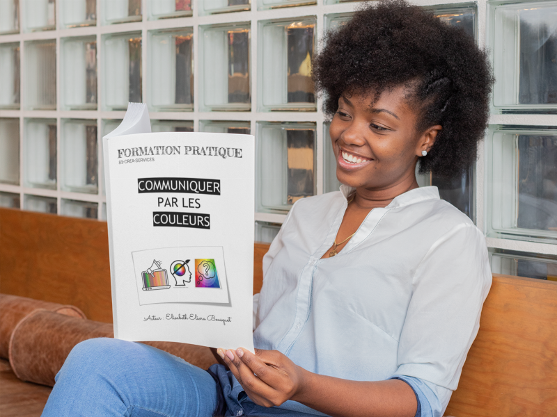 Palette d'artiste colorée avec des pinceaux, évoquant l'inspiration et la création artistique.