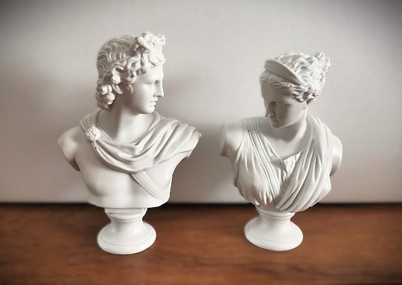 Collection de sculptures en bronze de Claire Colinet exposées dans un salon Art Déco, mettant en valeur leur présence et leur valeur.