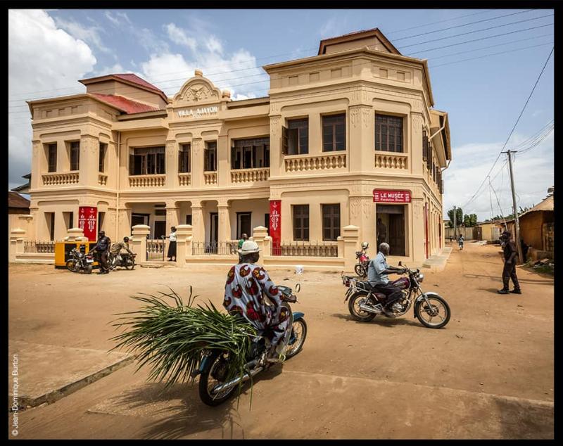 Statue africaine grande taille impressionnante dans une collection privee d'art primitif