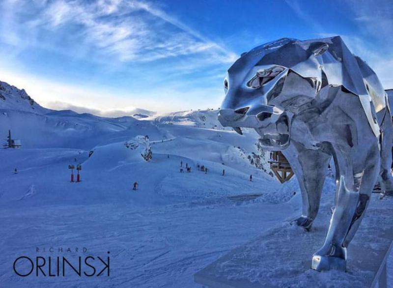 Collection de plusieurs sculptures animalières de Richard Orlinski, dont un orlinski crocodile et un gorille, dans une exposition contemporaine.