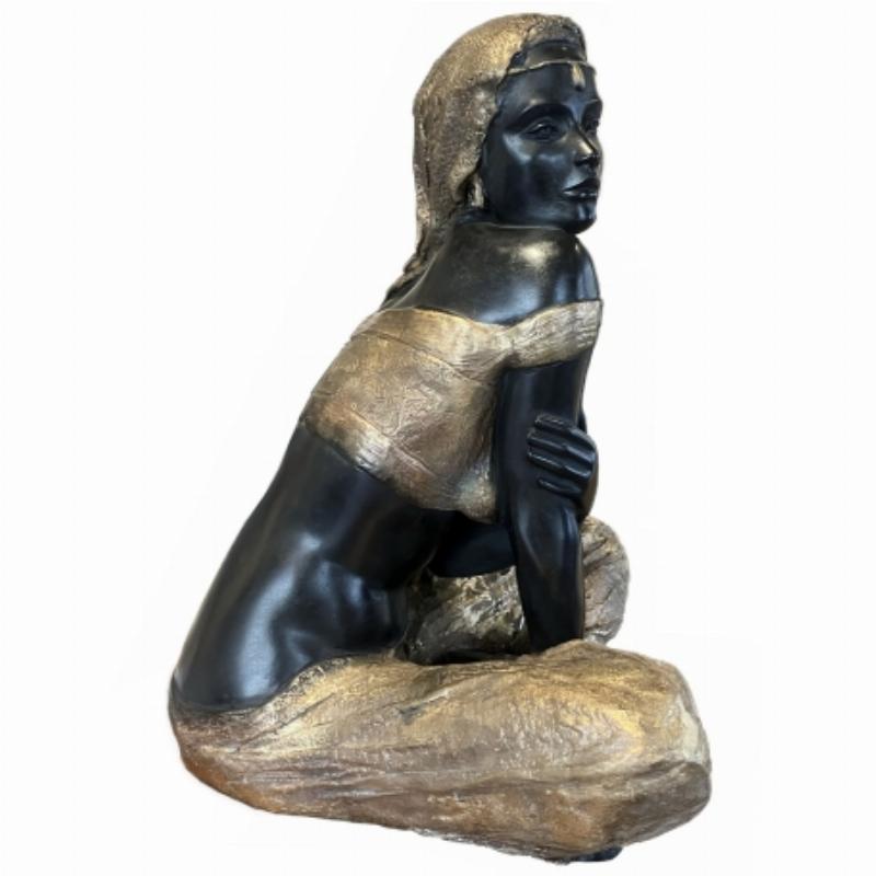 Collectionneur d'art contemplant une statue bronze ancien prix dans une galerie