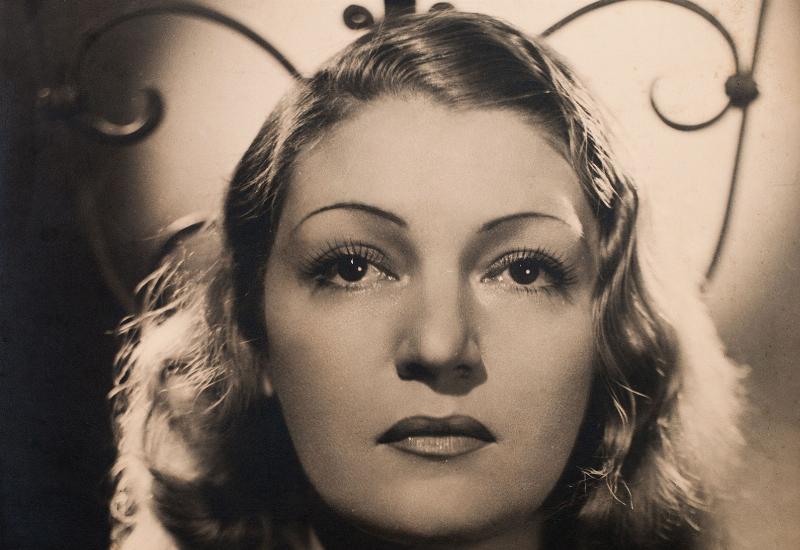 Des comédiens de la Comédie-Française interprétant Ruy Blas, mettant en lumière l'héritage vivant du drame romantique français