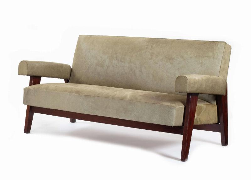 Détail d'un canapé Le Corbusier authentique, mettant en évidence les marques d'origine