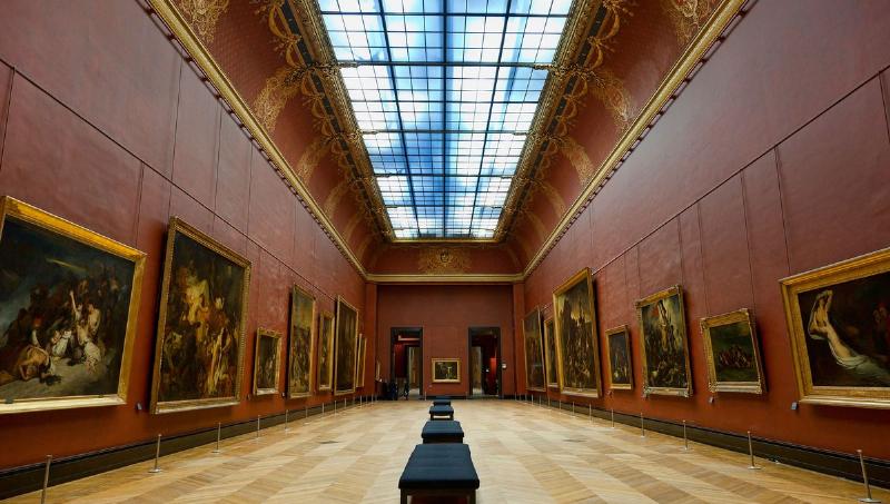 Contemplation d'une peinture d'arbre d'automne dans la culture française