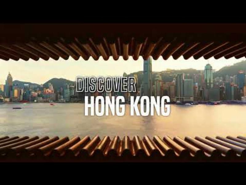 Un contraste frappant entre un bâtiment moderne et une architecture traditionnelle à Hong Kong