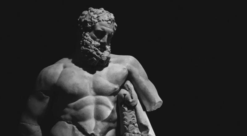 Sculpture de couple dans l'art contemporain, explorant les formes et l'expression moderne.