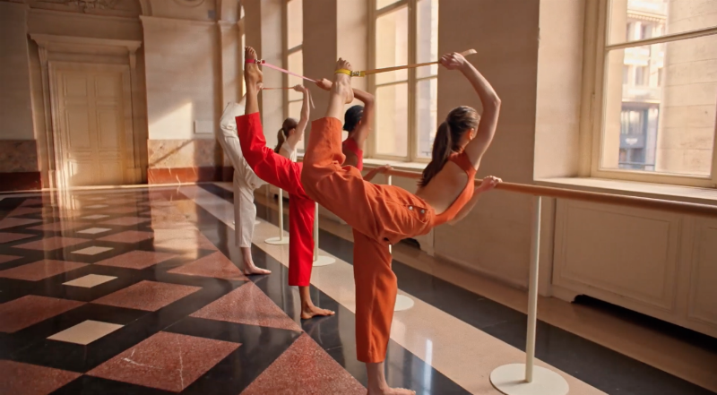 Démonstration détaillée de la création d'un livre pop-up d'architecture moderne, étapes clés