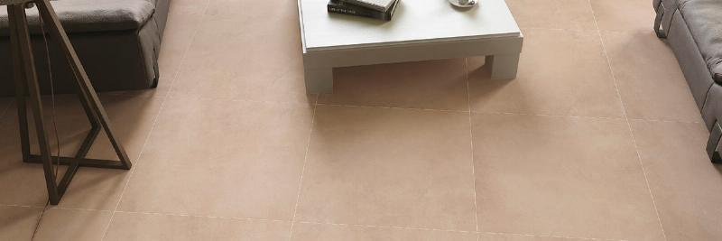 Cuisine française avec murs beiges, accents bleu canard, et éléments en bois naturel