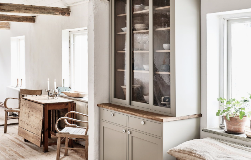 Cuisine beige avec accessoires en cuivre et céramique, style rustique chic