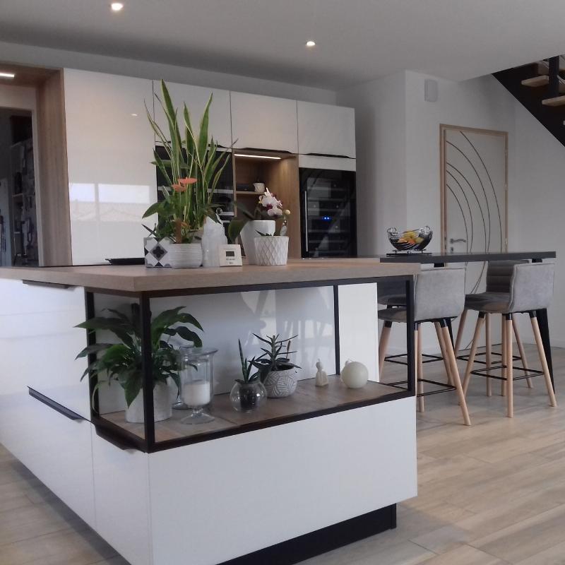 Une cuisine française moderne avec des matériaux nobles et des lignes épurées