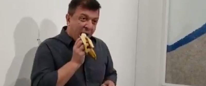 David Datuna lors de sa performance "Hungry Artist" à Art Basel Miami