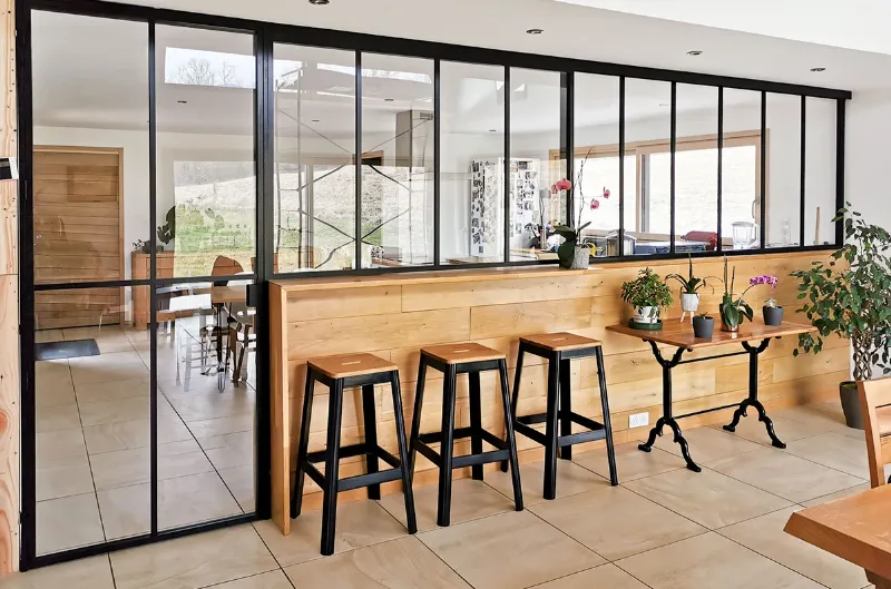 Une pièce lumineuse avec des murs RAL 9010, agrémentée de mobilier classique français, de parquet en bois et d'éléments décoratifs raffinés