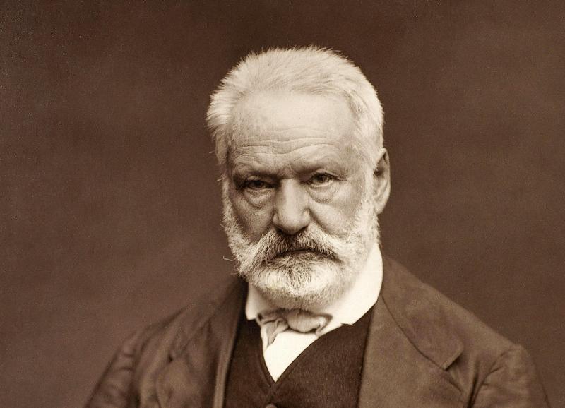 Victor Hugo en contemplation, le visage marqué par le deuil, inspirant le poeme demain dès l aube