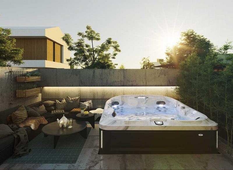 Un design de cabane dans les arbres moderne s'intégrant parfaitement à son environnement naturel avec des lignes épurées et des matériaux durables