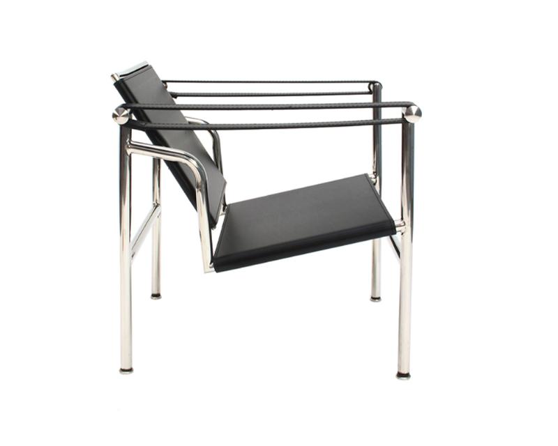 Gros plan des détails authentiques du fauteuil LC2 Cassina et sa signature