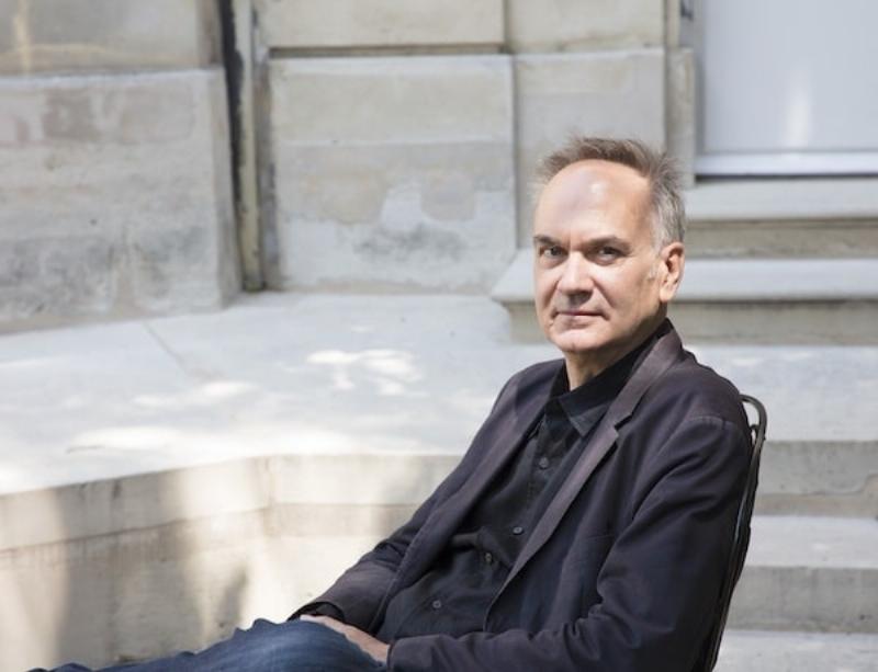 Un groupe discutant de philosophie et de littérature, inspiré par les thèmes de L'Anomalie