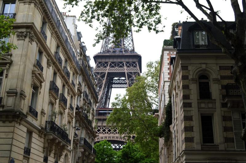 L'éclairage de nuit de Notre-Dame de Paris, révélant la beauté gothique de la cathédrale. Photo prise de loin sur la Seine.
