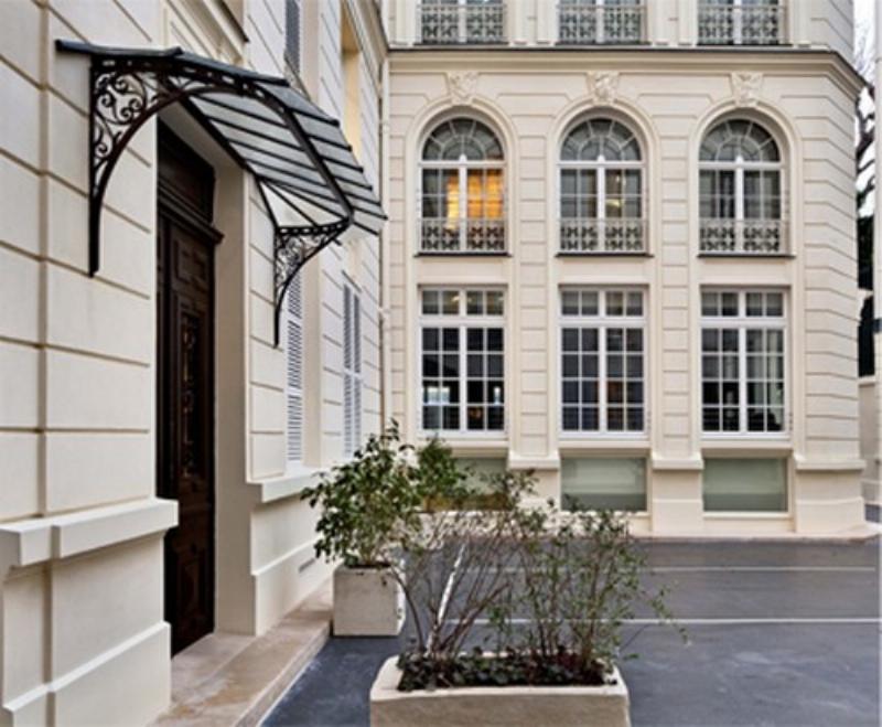 Une plume d'oie et un manuscrit ancien pour un classique de littérature française