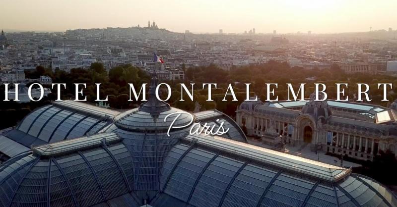 Écrivain française contemporaine dans un café littéraire parisien