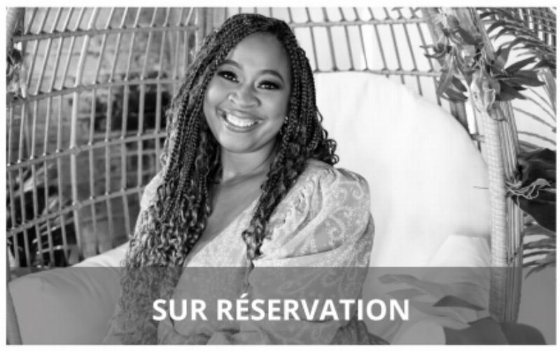 Écrivain française contemporaine lors d'une séance de dédicaces avec des fans