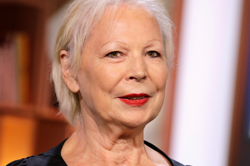 Écrivain français dialoguant avec son jeune public après le Goncourt des Lycéens