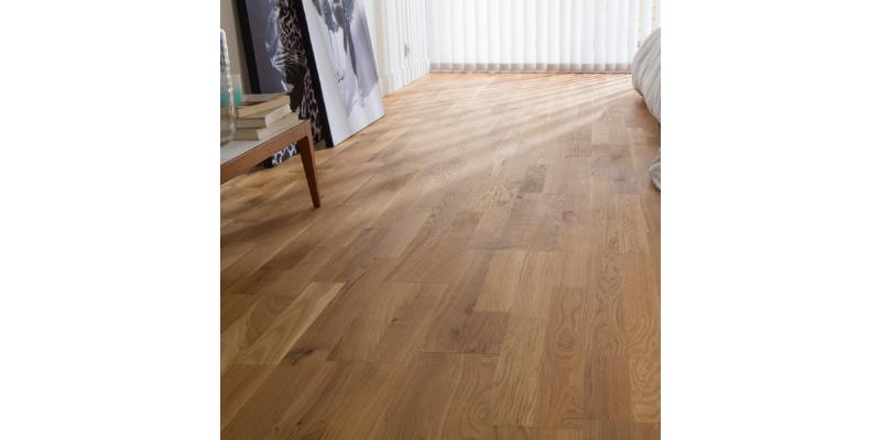 Entretien régulier d'un sol peint avec un balai microfibre pour prolonger sa protection