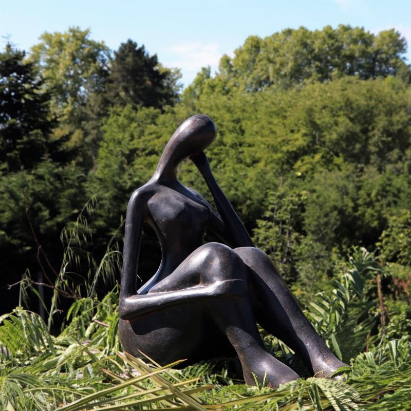 Conseils d'entretien pour une statue de femme en extérieur dans un jardin