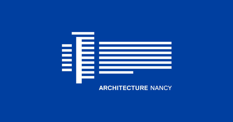 Une équipe d'architectes et d'urbanistes français collaborant sur un projet d'architecture concours avec des plans et maquettes.