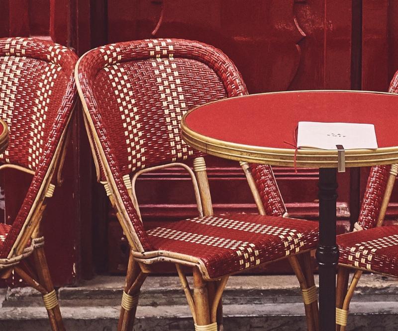 Explorer le meilleur du Prix Goncourt dans un café de lecture parisien atmosphérique