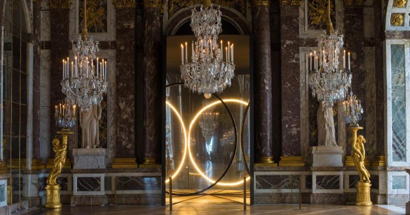 Vue d'une exposition de sculptures animalières modernes et colorées dans une galerie d'art parisienne contemporaine.